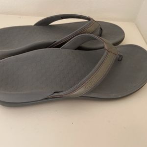 Vionic leather thong sandals